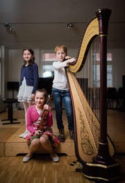 Sie sind die drei jüngsten Preisträgerinnen und Preisträger der Musikschule Fürstenland: Anina Schärer am Klavier, Aron Lanter an der Harfe und Sophie Frankenberger an der Geige. (Bild: Benjamin Manser)