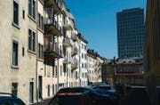 Der Parkplatz zwischen dem KV-Neubau und der Häuserzeile an der Rosenbergstrasse hat laut einem Experten das Potenzial zur «Oase». (Bild: Ralph Ribi)