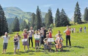 Klar, dass die Spaziergänger auf dem Klangweg stehenbleiben und dem Berliner «Kammerorchester» begeistert zuhören. (Bild: Beatrice Bollhalder)