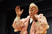 Peter Nüesch als betagte Marlene Dietrich: «Ich habe von Kopf bis Fuss die Liebe eingestellt . . .» (Bild: Max Tinner)