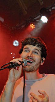 Etwas selbstverliebt hinter seinem Keyboard: James Gruntz am Samstag in der «Eintracht». (Bild: Michael Hug)