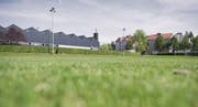 Das neue Schulhaus ist im Grüntal geplant. Nun fordert die IG Schulhaus Dorf/Neuhaus in einem Flugblatt, wie schon vor einem Jahr, einen anderen Standort zu prüfen. (Bild: Urs Jaudas)