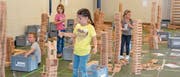 110 Boxen voller Holzklötze stehen den Kindern für den Bau ihrer Kunstwerke zur Verfügung. (Bilder: Rino Hosennen)