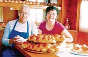 Thuri und Vroni Schmitter: Letztmals als Wirtepaar in der «Alpenrose»: mit Butterzöpfen, Nussgipfeln und Birnbroten aus der Hausbäckerei. (Bild: Hansruedi Rohrer)
