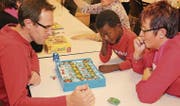 Die Spieltische waren im Nu besetzt. Gross und klein liessen sich begeistern. (Bilder: Christof Lampart)