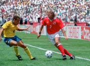 Fussball-WM 1994 in den USA: Alain Sutter versucht sich gegen Kolumbiens Luis Fernando Herrera durchzusetzten. (Bild: STR (KEYSTONE))