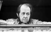 Alexander Solschenizyn nach seiner Ankunft in der Schweiz am 15. Februar 1974 während eines Zwischenhalts im Bahnhof von Basel. (Bild: ky)
