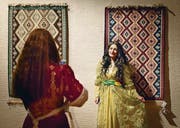 Frauen in kurdischen Kleidern fotografieren sich gegenseitig: Die kurdischen Kulturtage wurden am Mittwoch im Waaghaus eröffnet. (Bild: Benjamin Manser)