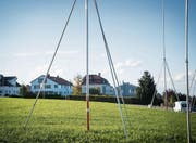 Die Visiere stehen, die Wiese bleibt grün. Ob die Bagger für das Wohn- und Pflegezentrum auf der Burgerwiese tatsächlich 2018 auffahren, ist noch nicht sicher. (Bild: Ralph Ribi (20. Oktober 2016))
