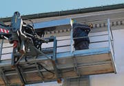 René Affentranger bohrt am Haus Klosterhof 5 von aussen die Einfluglöcher zu den Nistkästen. (Bilder: Katharina Brenner)