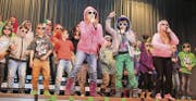 «Astronaut»: Der Mittelstufenchor rappte unter der Leitung von Theresa Kressig das Lied von Sido. (Bild: Cecilia Hess-Lombriser)