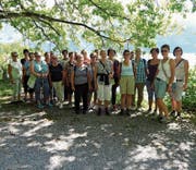 Nach dem Besuch in der Schoggifabrik in Bilten spazierten die Bütschwiler Frauen entlang des Walensees. (Bild: PD)