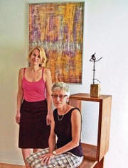 Stellen aus: Sandra Mata (stehend) und Judith Eugster. (Bild: pd)