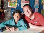Stefan Städler zu Besuch bei seinem Patenkind Angelica Sayuri. (Bild: pd)