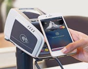 Mobiles Bezahlen an einem Terminal, das die Funktechnik NFC unterstützt. (Bild: PD)