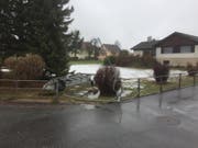 Der unbekannte Fahrer fuhr gegen diesen Metallzaun am Bülsweg. (Bild: Kapo SG)