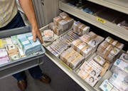 Die Schaffung eines Staatsfonds aus den Devisenreserven der SNB stösst nicht nur auf Zustimmung. (Bild: Martin Rütschi/KEY)
