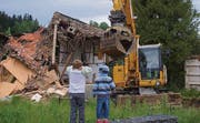 Nach über 300 Jahren musste das Haus im Watt gestern weichen. (Bild: www.riethuesli.ch)