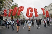 Handelsabkommen wie Ceta treiben europaweit Bürger auf die Strasse: Hier ein Protest in Polen. (Bild: Jacek Turcyk/EPA (Warschau, 15. Oktober 2016))