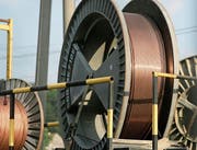 Seit das rote Metall teurer geworden ist, gibt es mehr Kupfer-Diebstähle. Diese Kupferrollen wurden nach einem Raubüberfall auf ein SBB-Unterwerk in Gossau fotografiert. (Bild: Trix Niederau (9. August 2006))