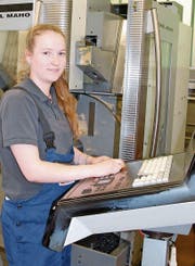Daria Scherrer an ihrem Arbeitsplatz in Flawil, umgeben von Maschinen und im Alltag auch von Männern. (Bild: Delia Hug)