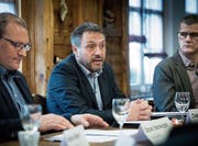 Daniel Lehmann, flankiert von Elmar Hardegger (links), Präsident der CVP-Ortspartei, und Parlamentarier Reto Mock. (Bild: Ralph Ribi)