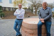 Hansjörg Bauer und Guido Staub hoffen, dass mit der Kunstausstellung bleibende Werte wie der Brunnen vor der Kirche geschaffen werden. (Bild: Urs Bänziger)