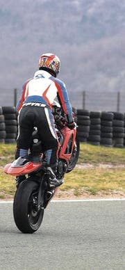 «Wheely» und «Beherrschen des Fahrzeugs» auf der Rennstrecke. (Bild: Archiv / Shutterstock)