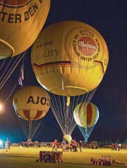 Die Ballone werden nicht gemeinsam, sondern nacheinander in den Nachthimmel hinein abheben. Begleitet werden sie dabei von der jeweiligen Nationalhymne, die von der Musikgesellschaft Harmonie Ebnat-Kappel live vorgetragen wird. (Bild: pd)