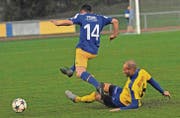 Wenn am Sonntag in Sirnach gespielt werden kann, wird der FC Uzwil (gelb) in diesem Jahr erstmals wieder auf Naturrasen spielen. (Bild: Urs Nobel)