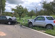 Ein 58-jähriger Atuolenker geriet am Samstag plötzlich auf die Gegenfahrbahn und kollidierte dort mit einem Autofahrer. Beim Unfall wurden drei Personen verletzt.