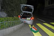 Ein parkiertes Auto machte sich selbständig, rollte 70 Meter die Strasse hinunter und prallte in eine Mauer. (Bild: Stapo SG)