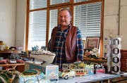 Werner Gahler vor einigen seiner Schätze in der alten Hag-Fabrik in Mörschwil. (Bild: Laura Widmer)