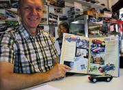 Hans Tschudin mit dem Original des ersten Slot-Racing-Autos. Das Modell der Firma Scalextric hat den Jahrgang 1957.