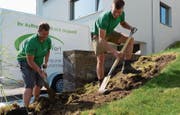 Dem Fachmann über die Schulter schauen: Roman Hasler (rechts) ist gelernter Landschaftsgärtner und er schätzt die Zusammenarbeit mit Praktikant Lars Ludi. (Bild: Christine Gregorin)