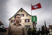 Pachtet neu auch den «Sonnenhof» in Oberbüren: Qaisar Butt, hier vor dem Hirschen in Wittenbach. (Bild: Michel Canonica)