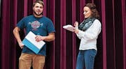 Bianca Sieber und Fabian Baumgartner vom Revueteam sind fleissig am Üben, damit die Zuschauer zwischen den Reigen auch immer etwas zu lachen haben. (Bild: pd)