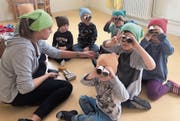 Ein Feldstecher aus Kartonrollen. Dies war nur eine Idee, die während des Projektmonats im «Karussell», Haus für Kinder, umgesetzt wurde. (Bild: PD)
