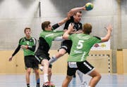 TVA-Spieler Lukas Gamrat wird von Neuhausens Abwehr in die Zange genommen. (Bild: PD)