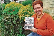 Eveline Dudda mit ihrem Buch «Spriessbürger» in ihrem Garten in Hinterforst. (Bild: Max Tinner)