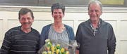 Die Jubilarin Monika Scherrer mit Präsident Ernst Metzler (links) und Ernst Scherrer. (Bild: PD)