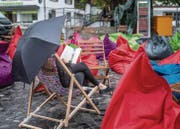 Gestern nachmittag auf dem Gallusplatz: Stadtlesen im Dauerregen. (Bild: Michel Canonica)