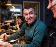 Der Nesslauer Beni Giger ist für die Übertragungen der alpinen Skirennen der Olympischen Spiele in Pyeongchang zuständig. Das bringt viel Arbeit mit sich – zum Skifahren kommt er selber dabei nicht. (Bild: Marcus Gyger/SRF)