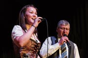 Zum ersten Mal präsentierte der neue Dirigent Markus Peter zusammen mit dem Musikverein Marbach den Unterhaltungsabend. (Bilder: Max Pflüger)