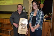 Braunviehzüchter Hans Bleiker aus Krinau mit der Braunviehkönigin Patrizia Hobi, Flums-Hochwiese. (Bild: Adi Lippuner)