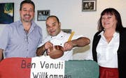 Der neue Pächter Nicola Mammone, Küchenchef Marcello de Fazio und die Serviceangestellte Angie bei der Eröffnung des Pizzeria-Restaurants Rössli. (Bild: Philipp Stutz)