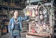 Die ausgebildete Kunstgiesserin Laila Pauli schätzt sich sehr glücklich, in der Kunstgiesserei im Sitterwerk arbeiten zu dürfen. (Bild: Urs Bucher)
