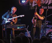 Drehten gegen Mitternacht so richtig auf: Franco Pellegrini und Cello Pedrett (von links). (Bild: Michael Hug)