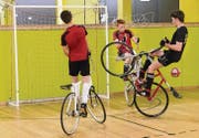 Radballtraining in der Sporthalle St. Georgen. (Bilder: Daniel Dorrer)
