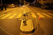 Mit einem platten Reifen fuhr eine alkoholisierte Frau am Freitagabend von der Oberstrasse bis zum Wolfganghof. Dabei hinterliess sie eine Spur der Verwüstung. (Bild: stapo sg)